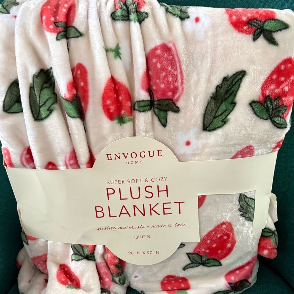 Envogue Home Strawberry Plush Blanket- Queen size